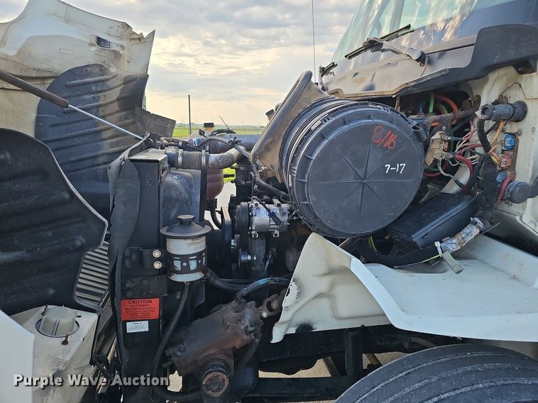 image for item DQ0142 2006 International 8600  semi truck