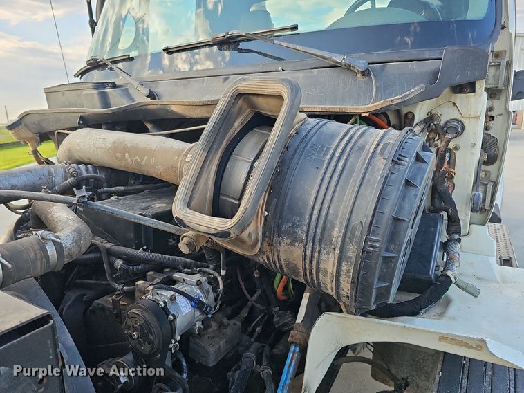 image for item DQ0142 2006 International 8600  semi truck