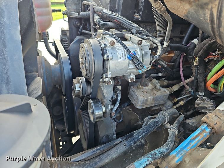 image for item DQ0142 2006 International 8600  semi truck