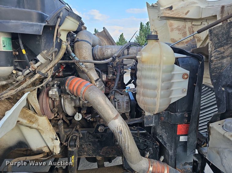 image for item DQ0142 2006 International 8600  semi truck