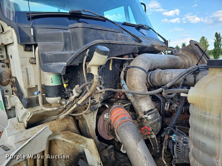 image for item DQ0142 2006 International 8600  semi truck