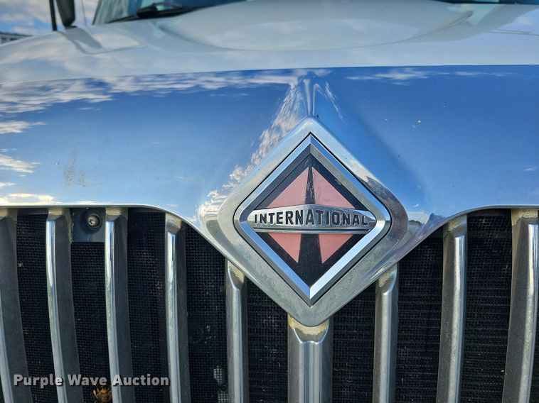 image for item DQ0142 2006 International 8600  semi truck