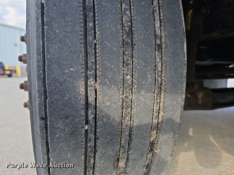 image for item DQ0142 2006 International 8600  semi truck