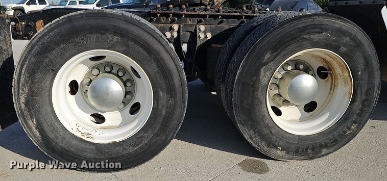 image for item DQ0142 2006 International 8600  semi truck