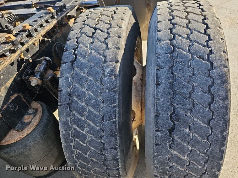 image for item DQ0142 2006 International 8600  semi truck