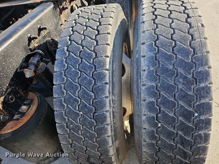 image for item DQ0142 2006 International 8600  semi truck