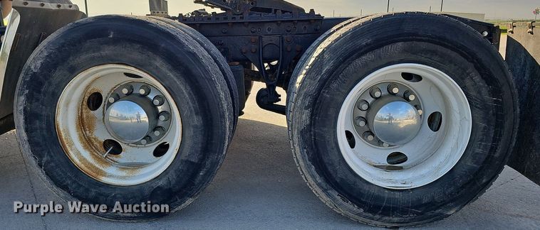 image for item DQ0142 2006 International 8600  semi truck