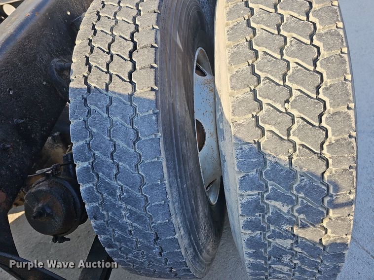 image for item DQ0142 2006 International 8600  semi truck