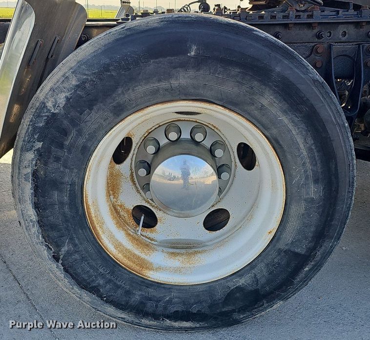 image for item DQ0142 2006 International 8600  semi truck