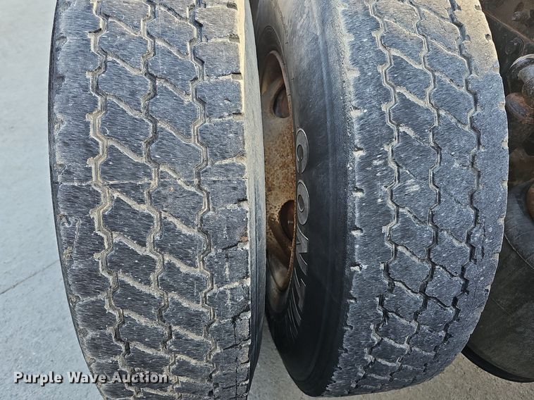 image for item DQ0142 2006 International 8600  semi truck