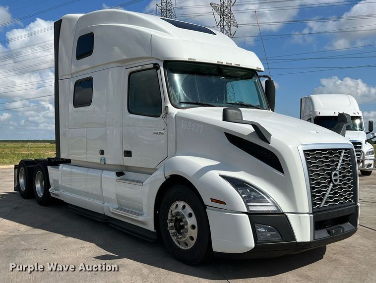 image for item DQ2140 2020 Volvo VNL860  semi truck