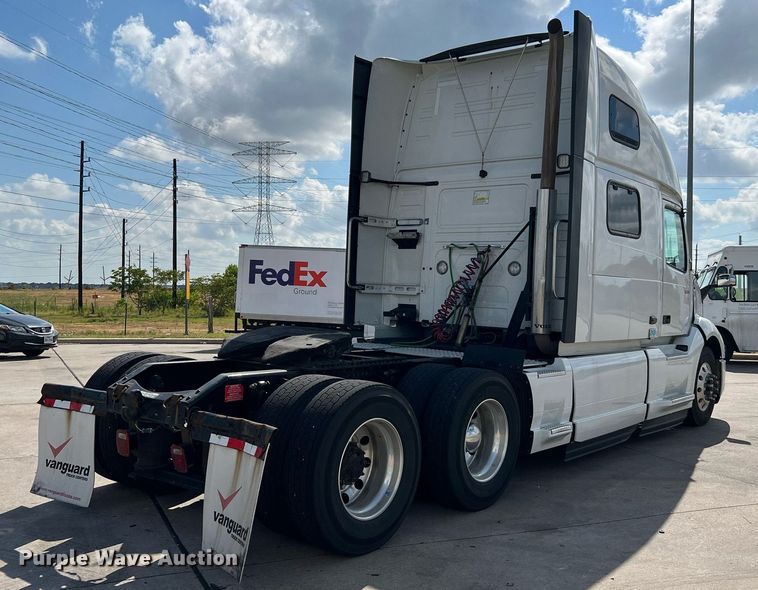 image for item DQ2140 2020 Volvo VNL860  semi truck