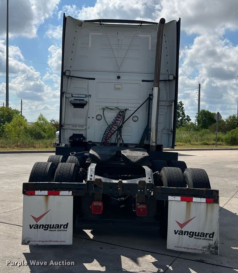 image for item DQ2140 2020 Volvo VNL860  semi truck