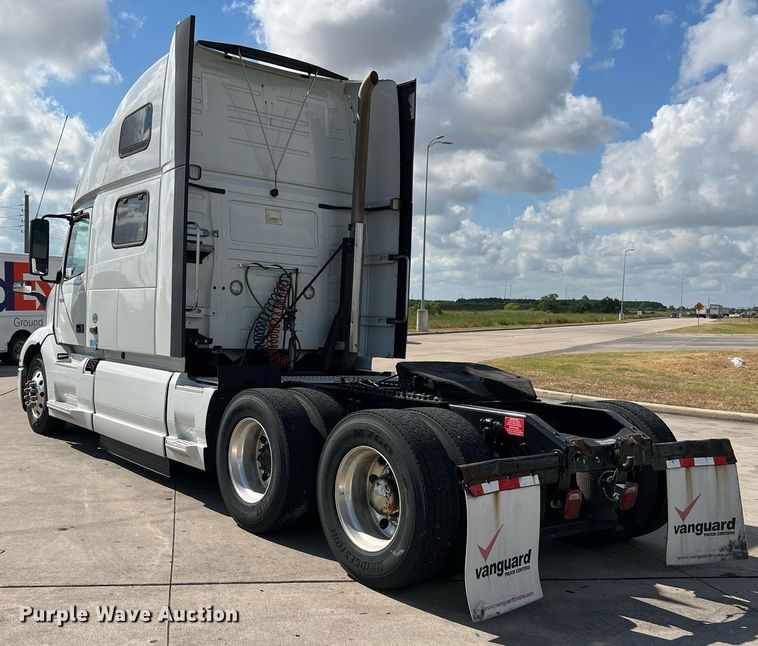 image for item DQ2140 2020 Volvo VNL860  semi truck