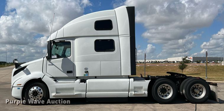 image for item DQ2140 2020 Volvo VNL860  semi truck