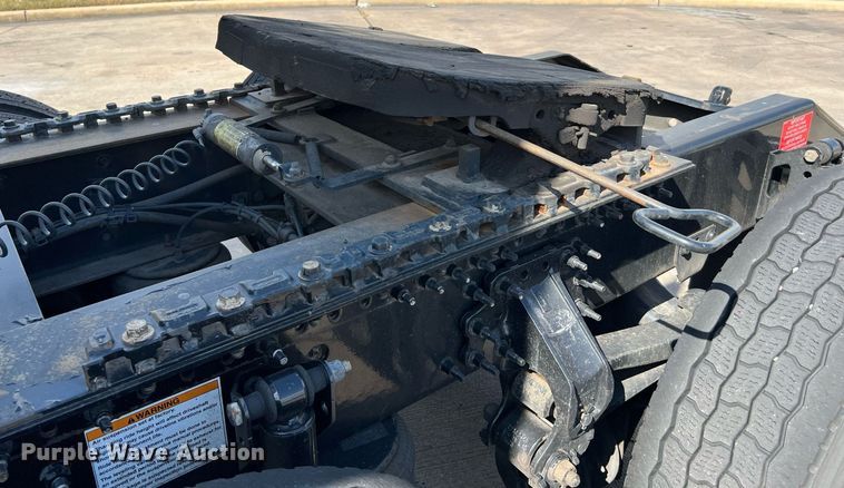 image for item DQ2140 2020 Volvo VNL860  semi truck