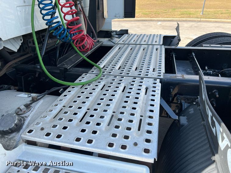 image for item DQ2140 2020 Volvo VNL860  semi truck