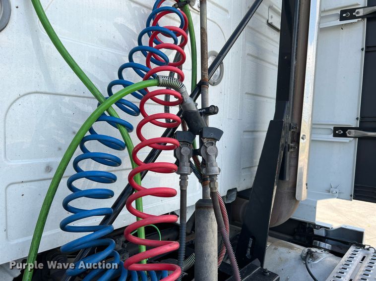 image for item DQ2140 2020 Volvo VNL860  semi truck