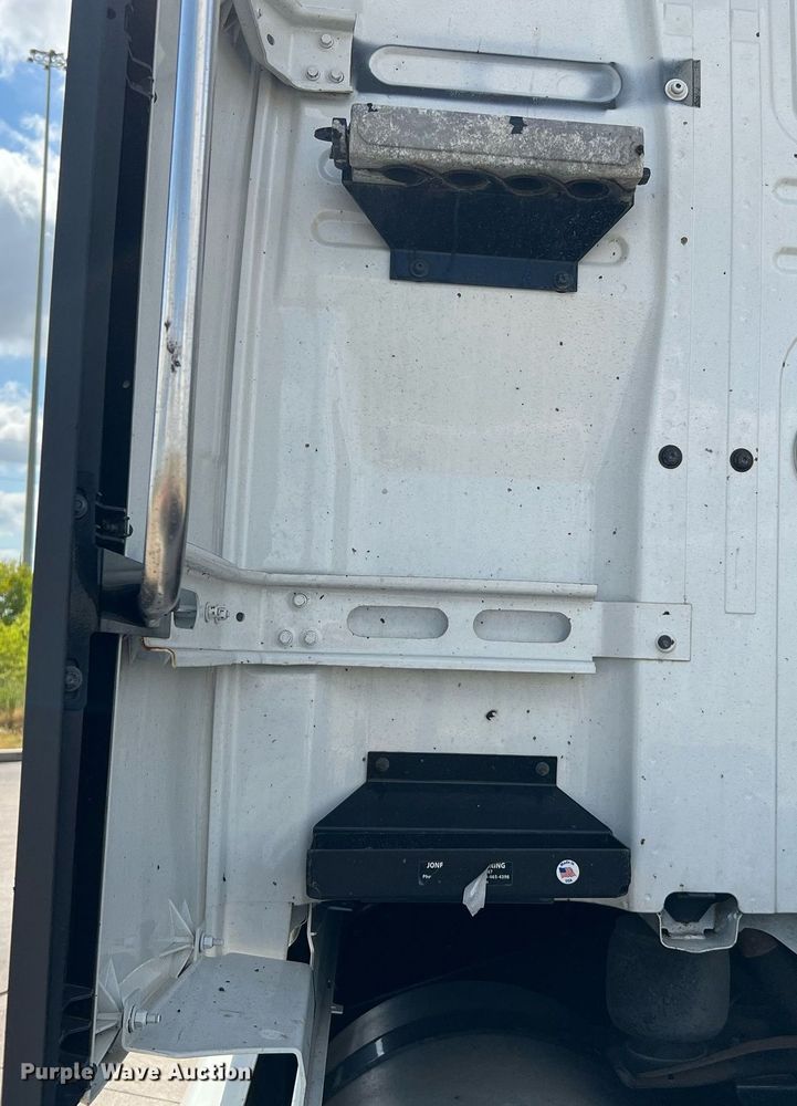 image for item DQ2140 2020 Volvo VNL860  semi truck