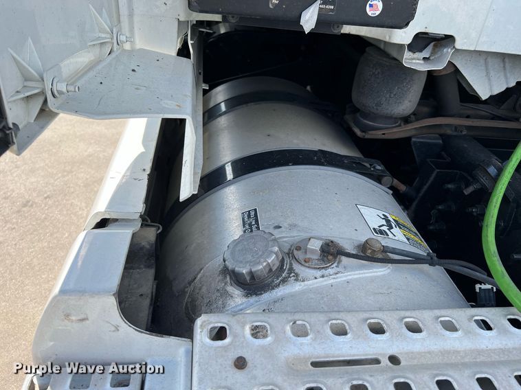 image for item DQ2140 2020 Volvo VNL860  semi truck