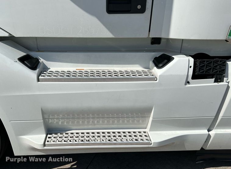 image for item DQ2140 2020 Volvo VNL860  semi truck