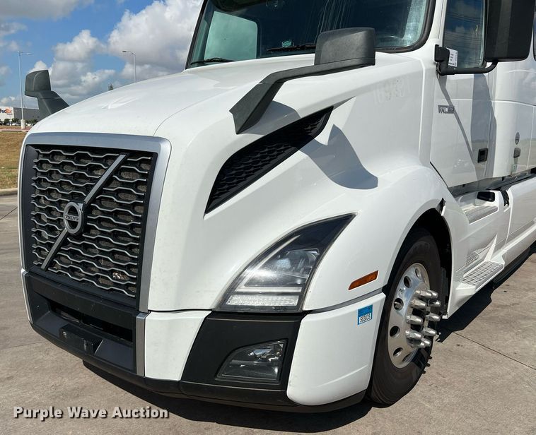 image for item DQ2140 2020 Volvo VNL860  semi truck