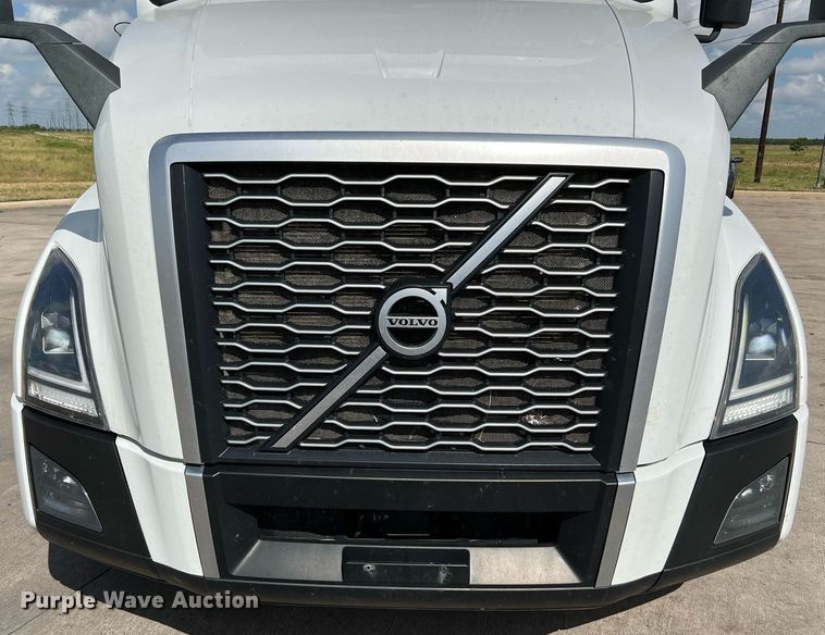 image for item DQ2140 2020 Volvo VNL860  semi truck