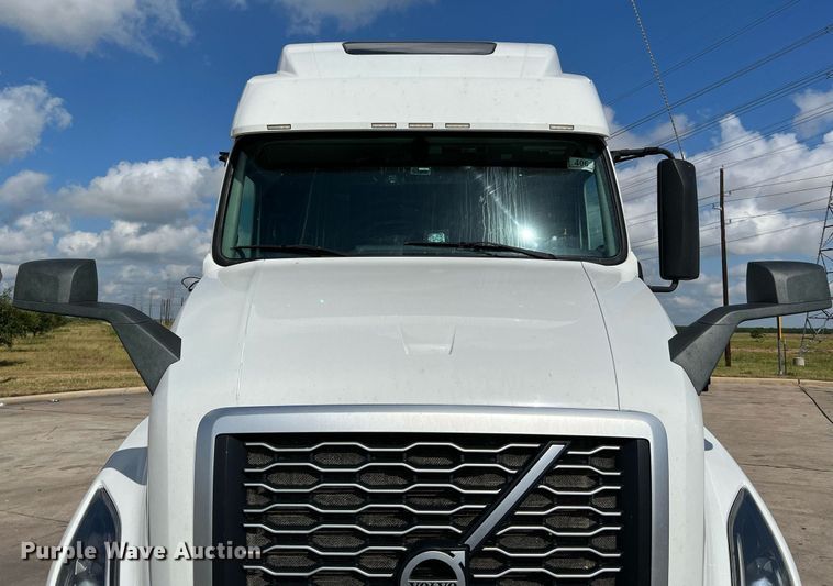 image for item DQ2140 2020 Volvo VNL860  semi truck