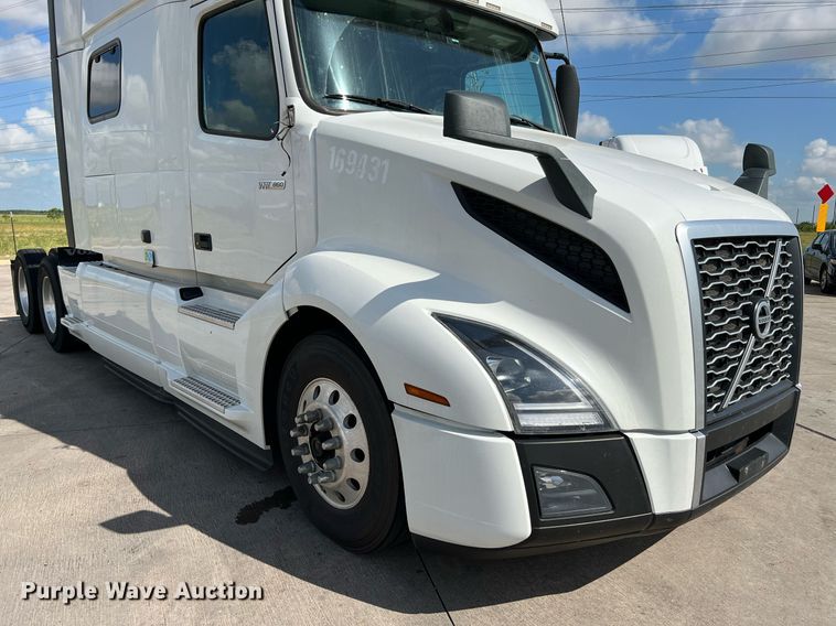image for item DQ2140 2020 Volvo VNL860  semi truck