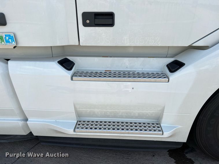 image for item DQ2140 2020 Volvo VNL860  semi truck