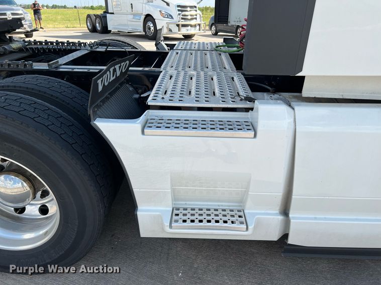 image for item DQ2140 2020 Volvo VNL860  semi truck