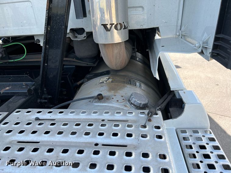 image for item DQ2140 2020 Volvo VNL860  semi truck