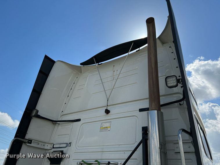 image for item DQ2140 2020 Volvo VNL860  semi truck