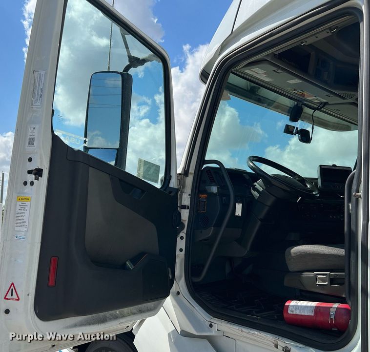 image for item DQ2140 2020 Volvo VNL860  semi truck