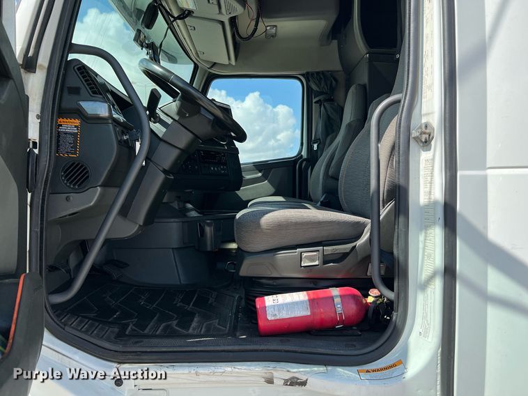 image for item DQ2140 2020 Volvo VNL860  semi truck