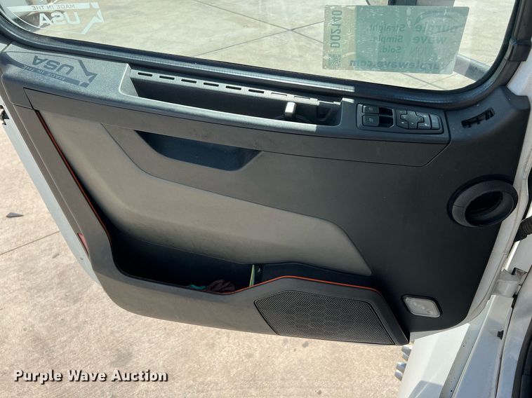 image for item DQ2140 2020 Volvo VNL860  semi truck