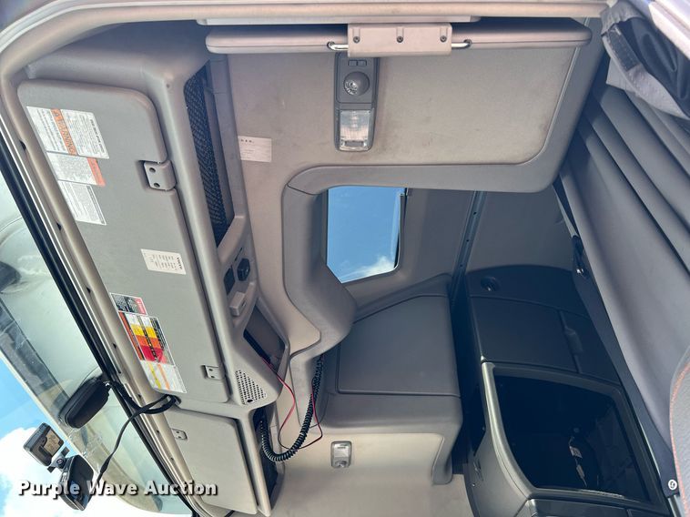 image for item DQ2140 2020 Volvo VNL860  semi truck