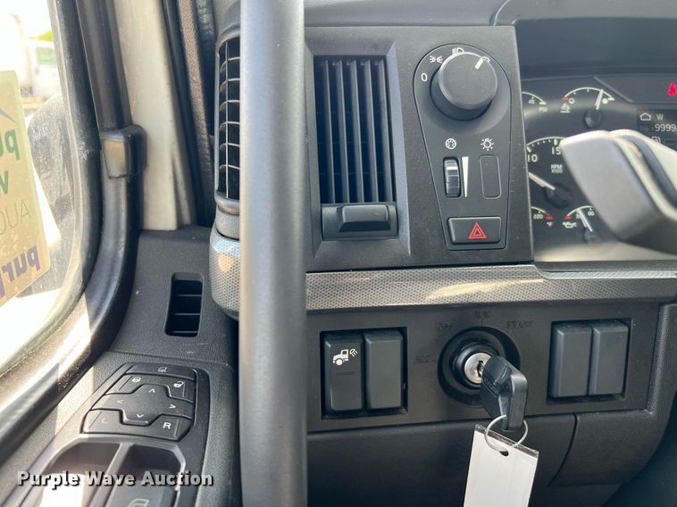 image for item DQ2140 2020 Volvo VNL860  semi truck