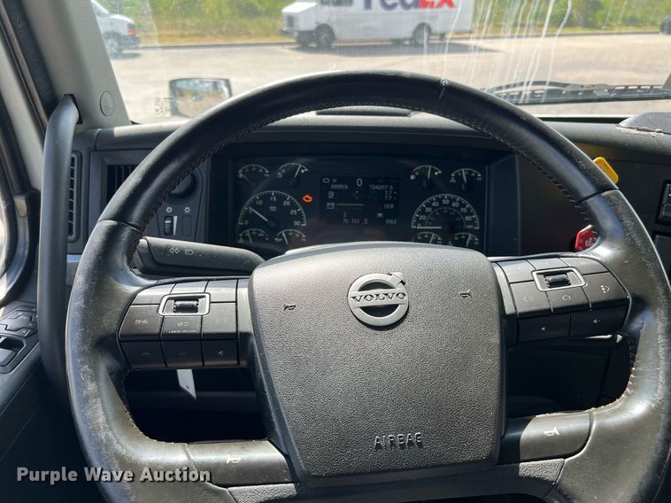 image for item DQ2140 2020 Volvo VNL860  semi truck