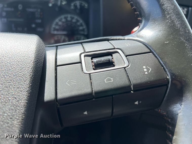 image for item DQ2140 2020 Volvo VNL860  semi truck