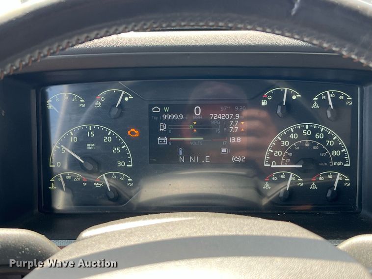 image for item DQ2140 2020 Volvo VNL860  semi truck