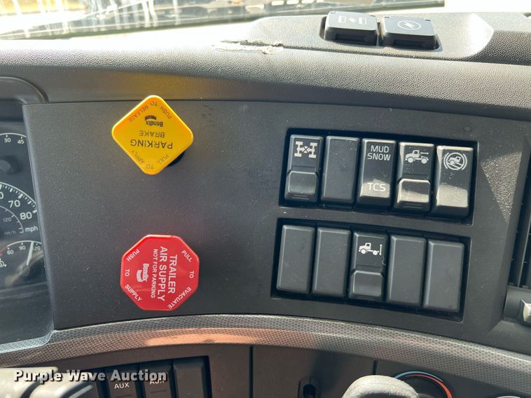 image for item DQ2140 2020 Volvo VNL860  semi truck