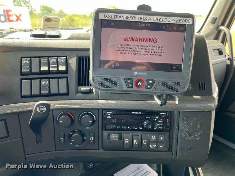 image for item DQ2140 2020 Volvo VNL860  semi truck