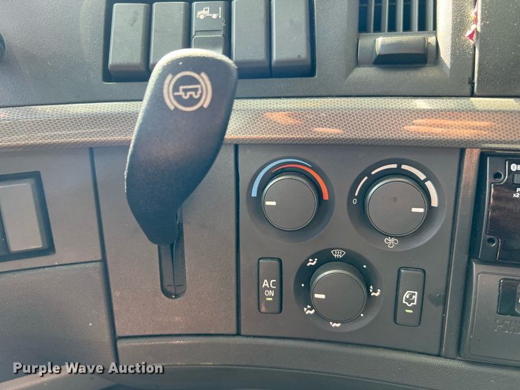 image for item DQ2140 2020 Volvo VNL860  semi truck