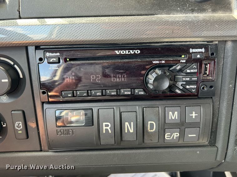 image for item DQ2140 2020 Volvo VNL860  semi truck