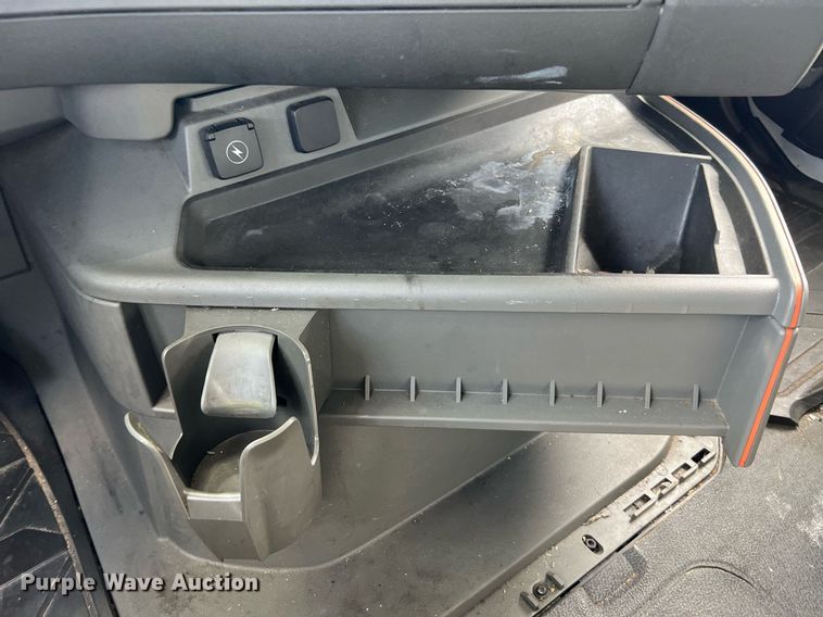 image for item DQ2140 2020 Volvo VNL860  semi truck