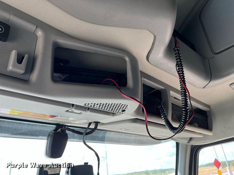 image for item DQ2140 2020 Volvo VNL860  semi truck