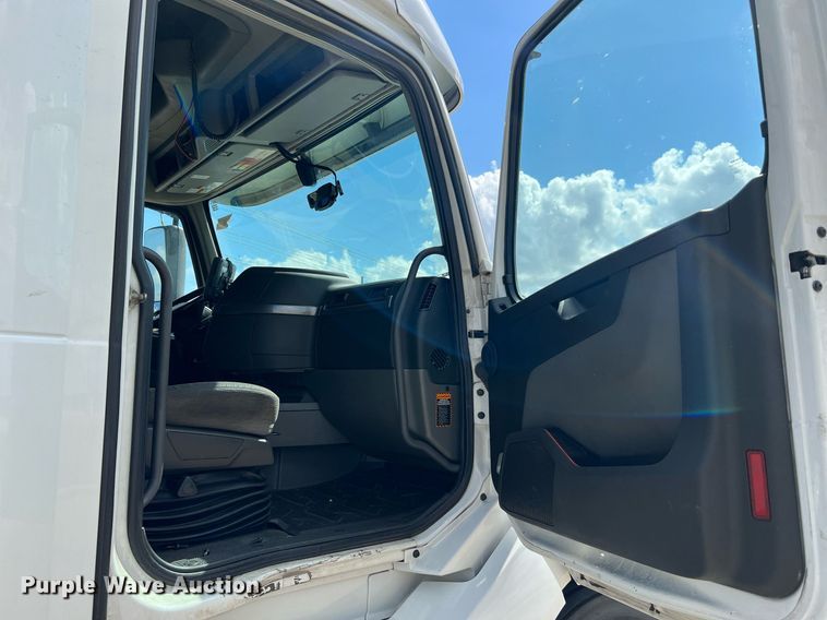 image for item DQ2140 2020 Volvo VNL860  semi truck