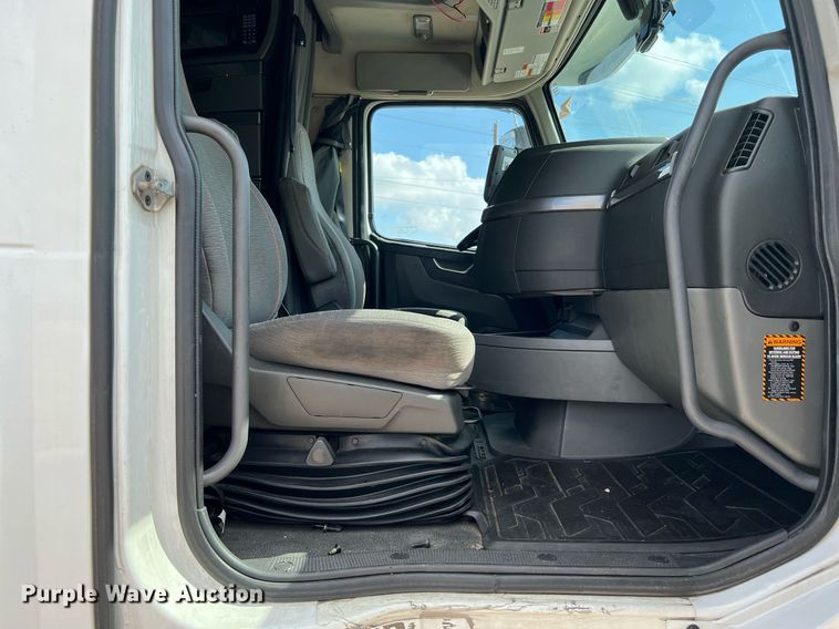 image for item DQ2140 2020 Volvo VNL860  semi truck