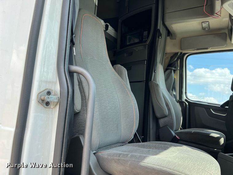 image for item DQ2140 2020 Volvo VNL860  semi truck